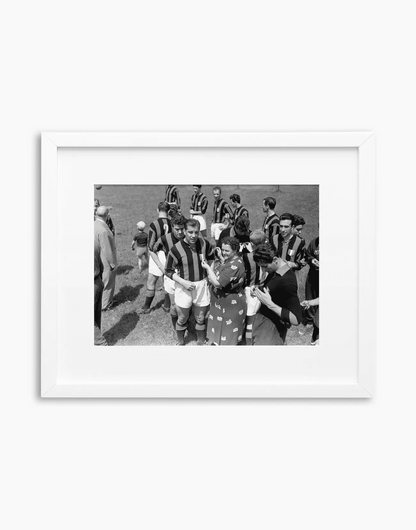 Nordhal si fa cucire lo scudetto, Milan 1955 — stampa fine art con cornice bianca