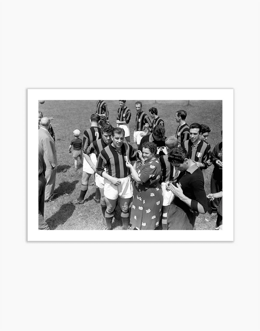 Nordhal si fa cucire lo scudetto, Milan 1955 - Farabola WhiteWall App Product