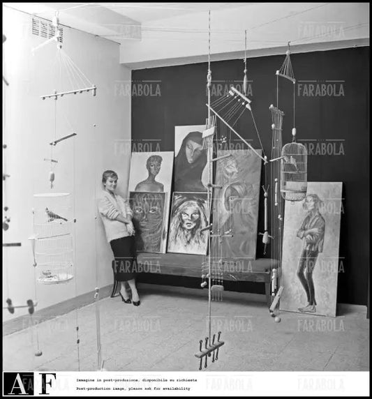 Novella Parigini con le sue opere, Milano, 1955 - Farabola Immagine digitale