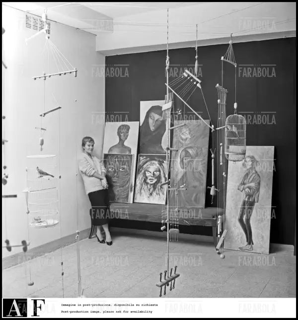 Novella Parigini con le sue opere, Milano, 1955 - Farabola Immagine digitale