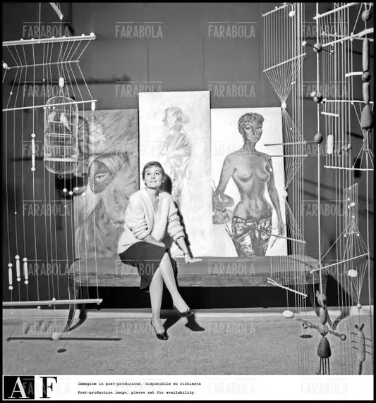 Novella Parigini con le sue opere, Milano, 1955 - Farabola Immagine digitale