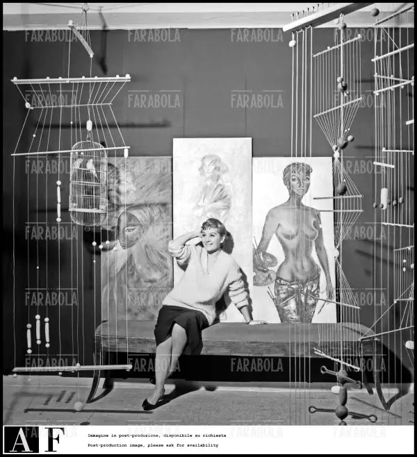 Novella Parigini con una sua opera, Milano, 1955 - Farabola Immagine digitale