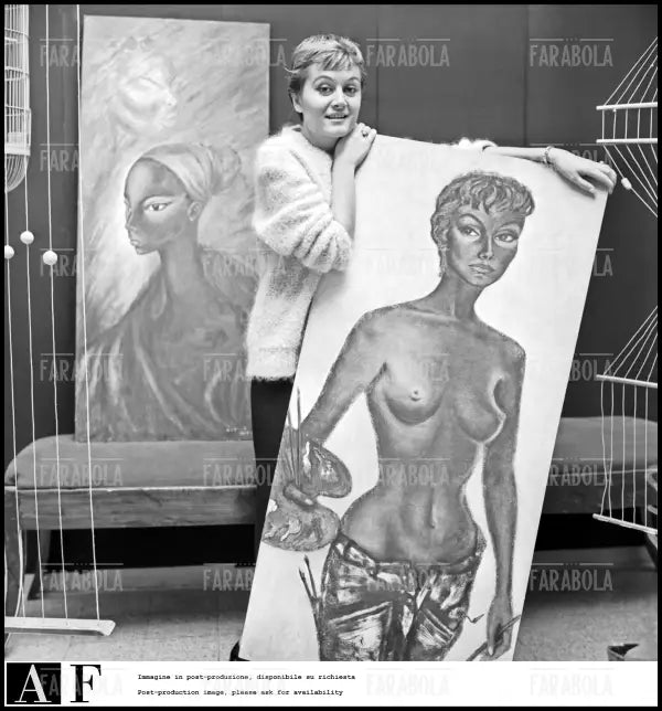 Novella Parigini con una sua opera, Milano, 1955 - Farabola Immagine digitale