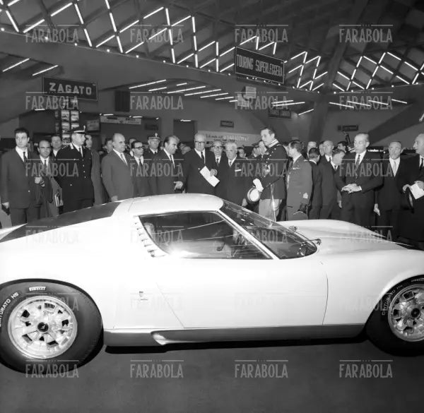 Nuccio Bertone mostra una Lamborghini Miura al presidente della Repubblica Saragat, Salone dell'Auto di Torino, 1966 - Farabola Immagine digitale