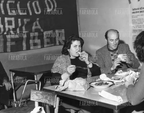 Occupazione della Polifiber da parte degli operai, Milano, 1975 - Farabola Immagine digitale