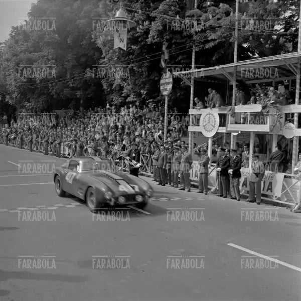 Oliver Gendebien su Ferrari 250 GT, Mille Miglia, 1957 - Farabola Immagine digitale