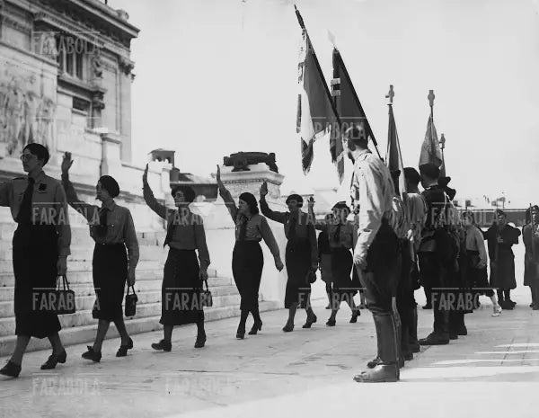 Omaggio al Milite Ignoto di 250 Francisti, Roma, 1935 - Farabola Immagine digitale