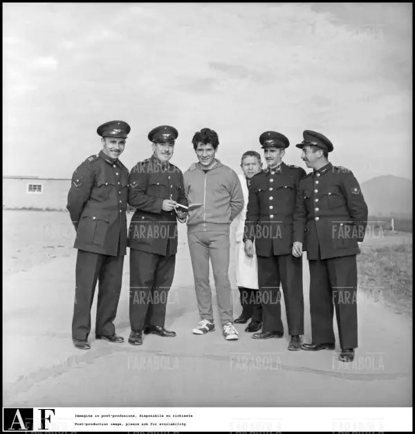 Omar Sivori alla scuola aeronautica cilena, Mondiali di calcio in Cile, 1962 - Farabola Immagine digitale