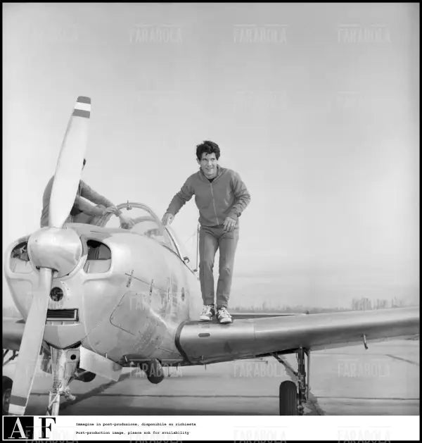 Omar Sivori alla scuola aeronautica cilena, Mondiali di calcio in Cile, 1962 - Farabola Immagine digitale