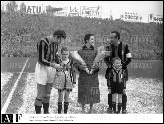 Omero Tognon, Sandro Mazzola, Nini Zerbi, Ferruccio Mazzola e Attilio Giovannini, Inter vs Milan, 1953 - Farabola Immagine digitale