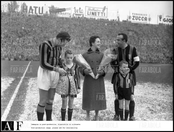 Omero Tognon, Sandro Mazzola, Nini Zerbi, Ferruccio Mazzola e Attilio Giovannini, Inter vs Milan, 1953 - Farabola Immagine digitale