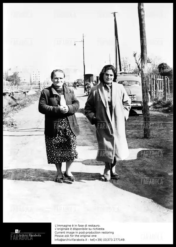 Omicidio Montesi, Adele Montesi con la figlia Clelia, 1957 - Farabola Immagine digitale
