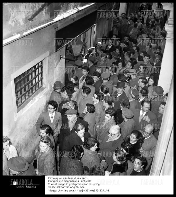Omicidio Montesi, folla in attesa della testimone, 1957 - Farabola Immagine digitale