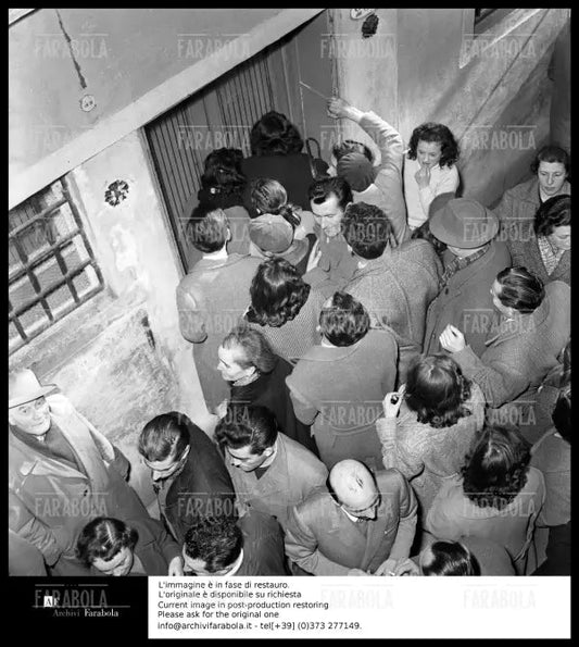 Omicidio Montesi, folla in attesa della testimone, 1957 - Farabola Immagine digitale