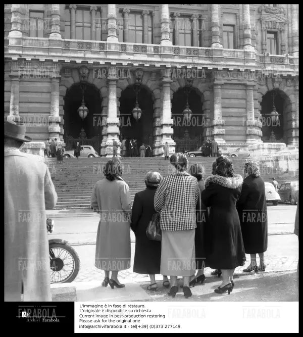 Omicidio Montesi, la folla davanti al tribunale, 1954 - Farabola Immagine digitale