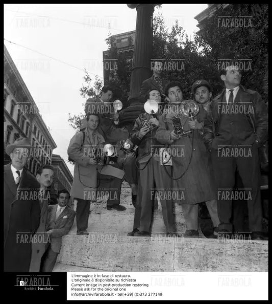 Omicidio Montesi, la folla davanti al tribunale, 1954 - Farabola Immagine digitale