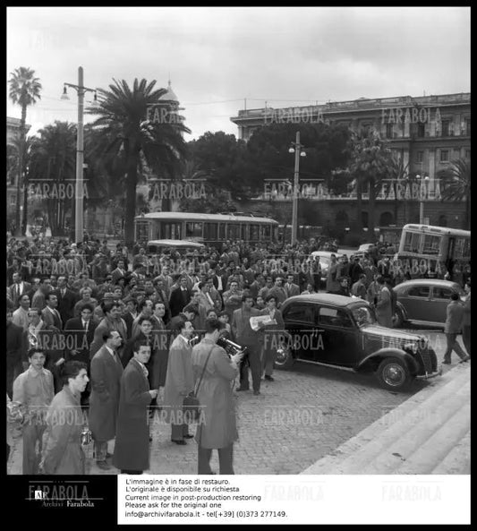 Omicidio Montesi, la folla davanti al tribunale, 1954 - Farabola Immagine digitale