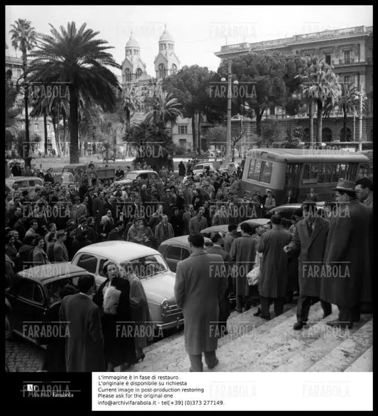Omicidio Montesi, la folla davanti al tribunale, 1954 - Farabola Immagine digitale