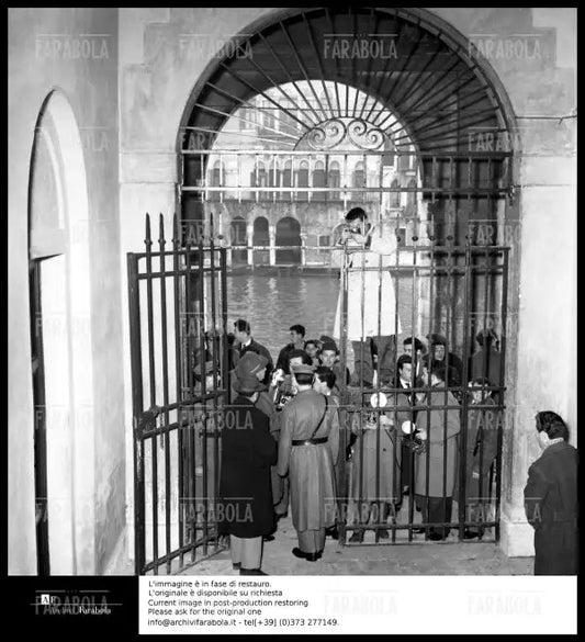 Omicidio Wilma Montesi, fotografi al Palazzo di Giustizia, 1957 - Farabola Immagine digitale