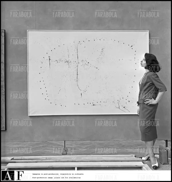 Opera Scultura Spaziale di Lucio Fontana, Biennale di Venezia, 1958 - Farabola Immagine digitale