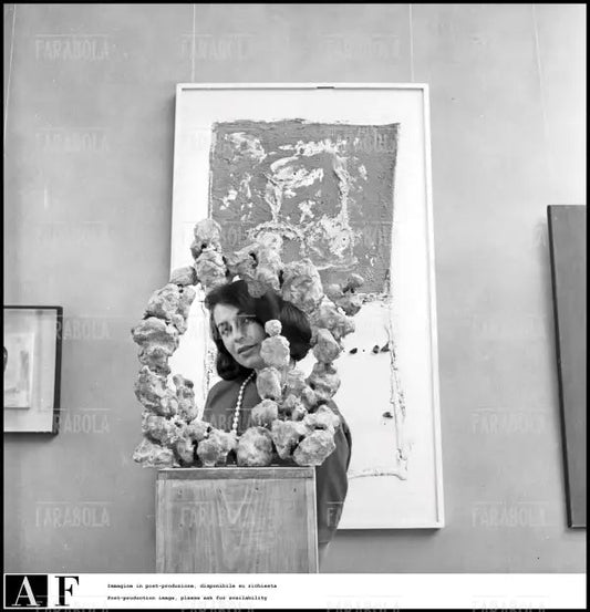 Opera Scultura Spaziale di Lucio Fontana, Biennale di Venezia, 1958 - Farabola Immagine digitale