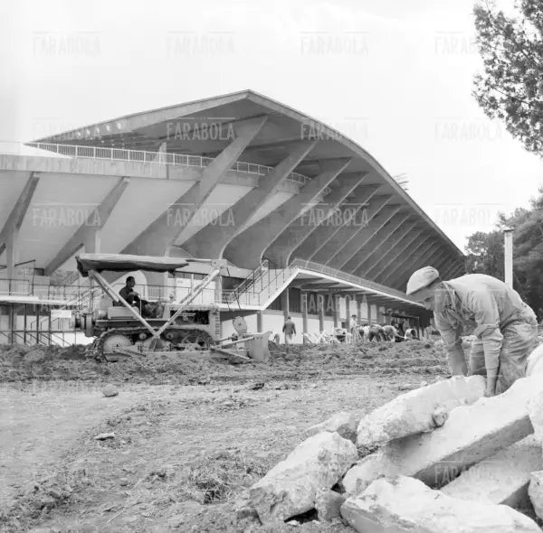 Operai al lavoro allo Stadio Flaminio, appena inaugurato, Roma, 1959 - Farabola Immagine digitale