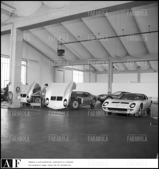 Operai al lavoro su tre Lamborghini Miura, Sant'Agata Bolognese, 1968 - Farabola Immagine digitale