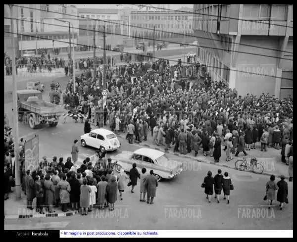 Operai della Siemens in sciopero, Milano, 1962 - Farabola Immagine digitale