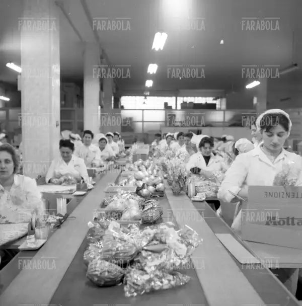Operaie dello stabilimento Motta, Milano, 1961 - Farabola Immagine digitale