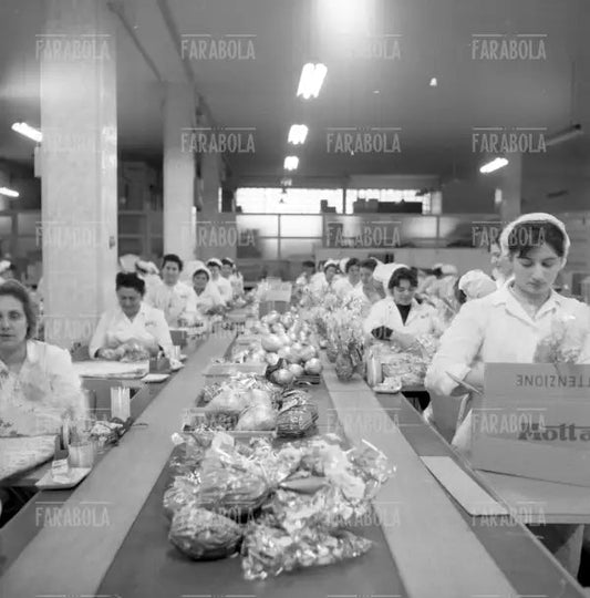 Operaie dello stabilimento Motta, Milano, 1961 - Farabola Immagine digitale