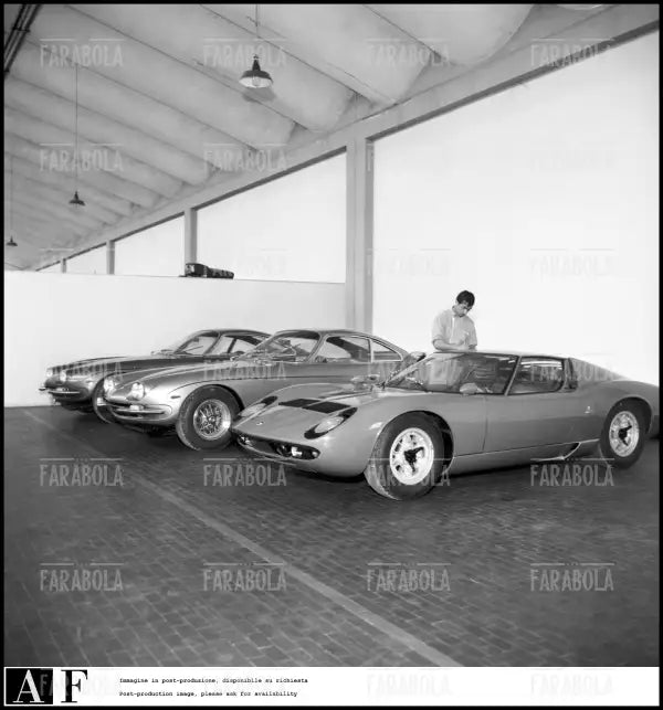 Operaio al lavoro su Lamborghini 400 GT e Lamborghini Miura, Sant'Agata Bolognese, 1968 - Farabola Immagine digitale