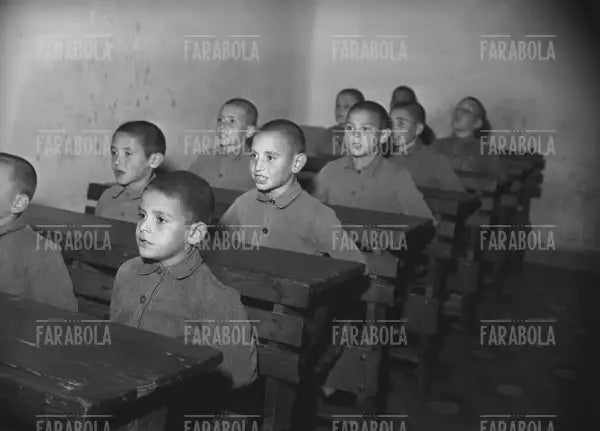 Orfani dell'Istituto Martinitt durante la scuola, Milano, 1948 - Farabola Immagine digitale