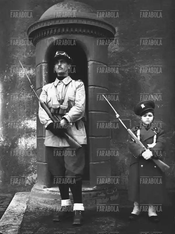 Orfani di legionari montano la guardia a Palazzo Venezia, Roma, 1939 - Farabola Immagine digitale