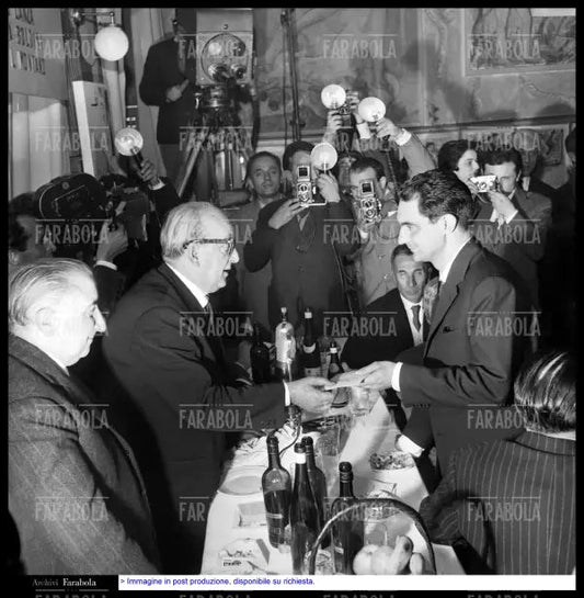 Orio Vergani premia Italo Calvino, Premio Bagutta, 1959 - Farabola Immagine digitale
