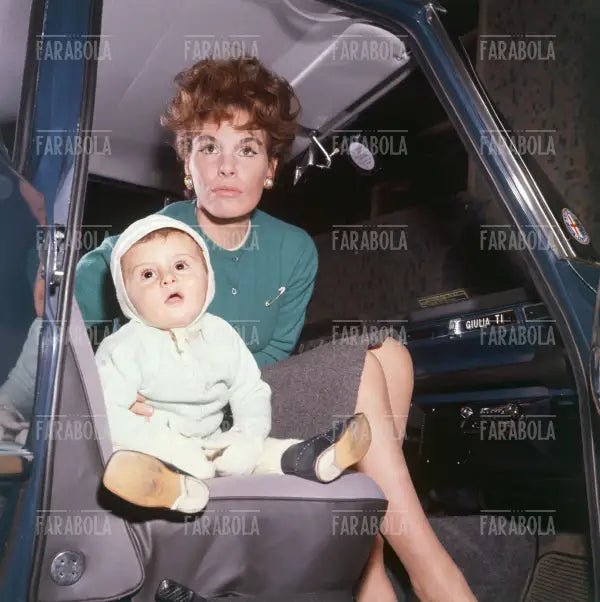 Ornella Vanoni con il figlio Cristiano, 1964 - Farabola Immagine digitale