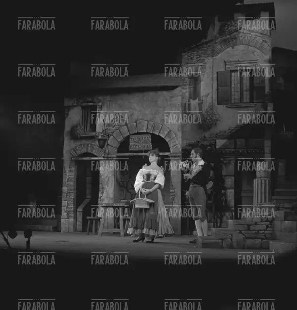 Ornella Vanoni e Nino Manfredi nella commedia musicale Rugantino, 1963 - Farabola Immagine digitale