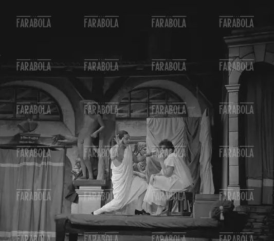 Ornella Vanoni e Nino Manfredi nella commedia musicale Rugantino, 1963 - Farabola Immagine digitale