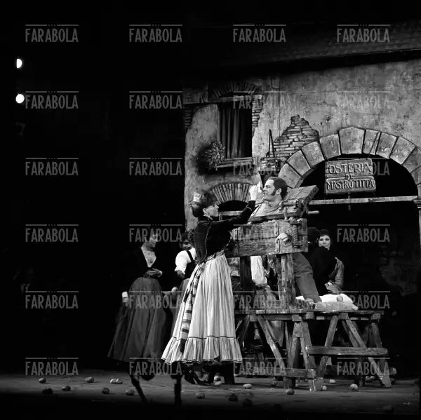 Ornella Vanoni e Nino Manfredi nella commedia musicale Rugantino, 1963 - Farabola Immagine digitale