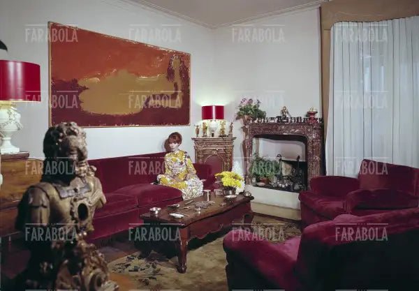 Ornella Vanoni nella sua casa di Milano, 1966 - Farabola Immagine digitale