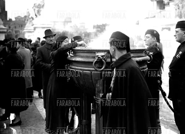 Oro alla patria nella Giornata della Fede, Roma, 1935 - Farabola Immagine digitale