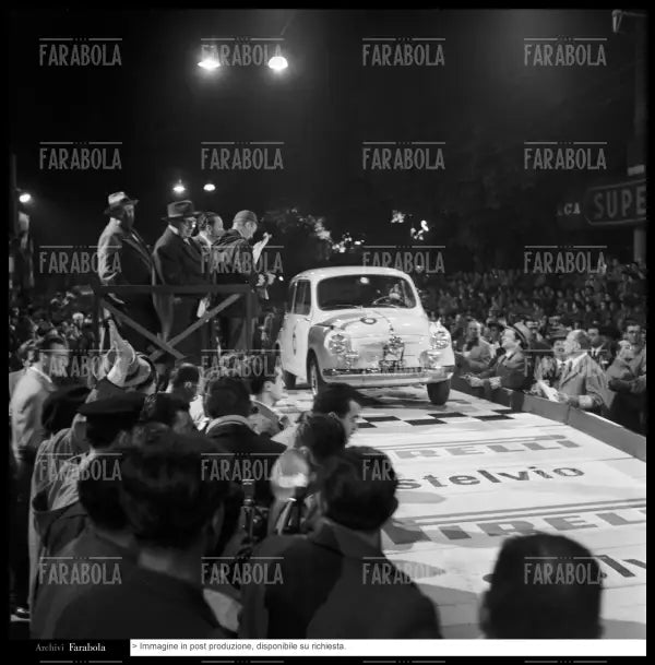 Orsetto de Carolis su Fiat 600, Mille Miglia, 1956 - Farabola Immagine digitale