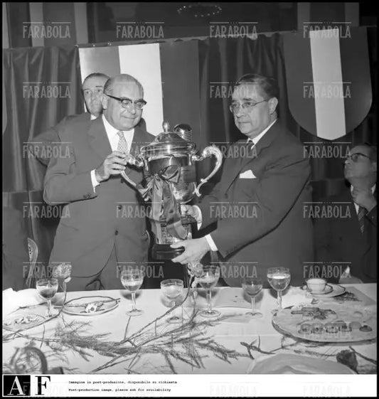 Ottorino Barassi premia Andrea Rizzoli, presidente Milan, 1957 - Farabola Immagine digitale