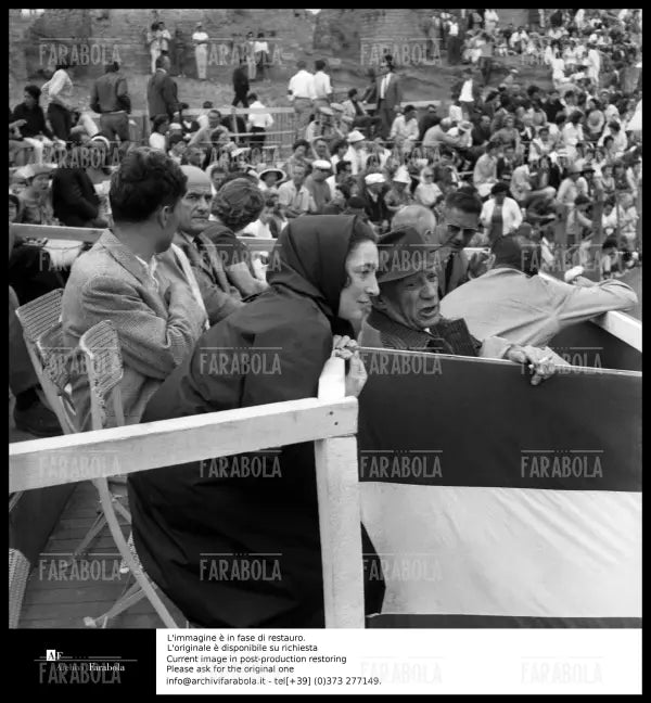 Pablo Picasso con la moglie Jacqueline Roque, Frejus, 1963 - Farabola Immagine digitale
