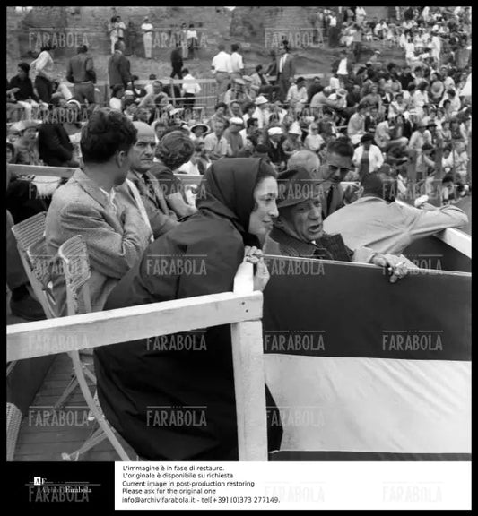 Pablo Picasso con la moglie Jacqueline Roque, Frejus, 1963 - Farabola Immagine digitale