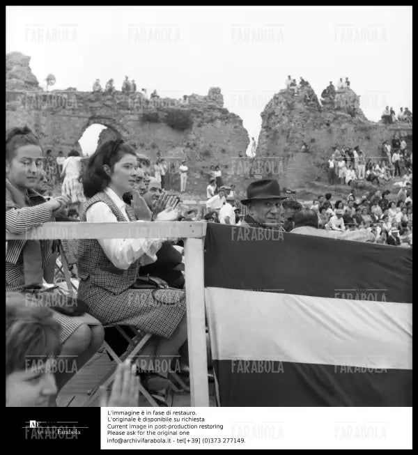 Pablo Picasso con la moglie Jacqueline Roque, Frejus, 1963 - Farabola Immagine digitale