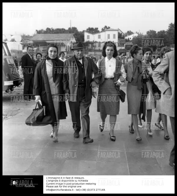 Pablo Picasso con la moglie Jacqueline Roque, Frejus, 1963 - Farabola Immagine digitale