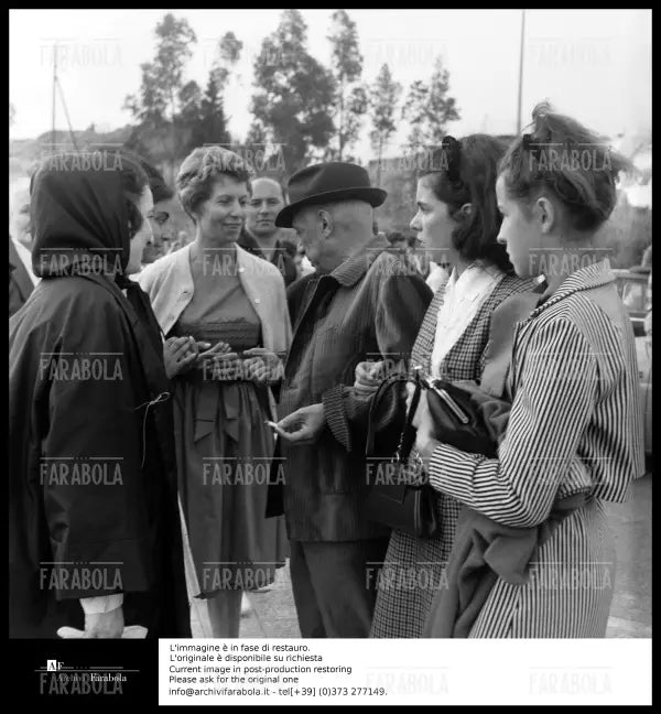 Pablo Picasso con la moglie Jacqueline Roque, Frejus, 1963 - Farabola Immagine digitale