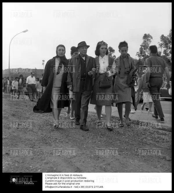 Pablo Picasso con la moglie Jacqueline Roque, Frejus, 1963 - Farabola Immagine digitale
