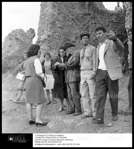 Pablo Picasso con la moglie Jacqueline Roque, Frejus, 1963 - Farabola Immagine digitale
