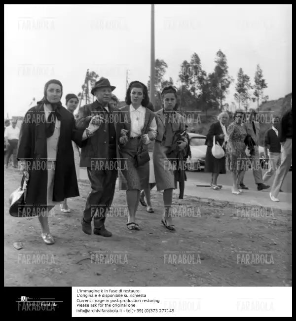 Pablo Picasso con la moglie Jacqueline Roque, Frejus, 1963 - Farabola Immagine digitale